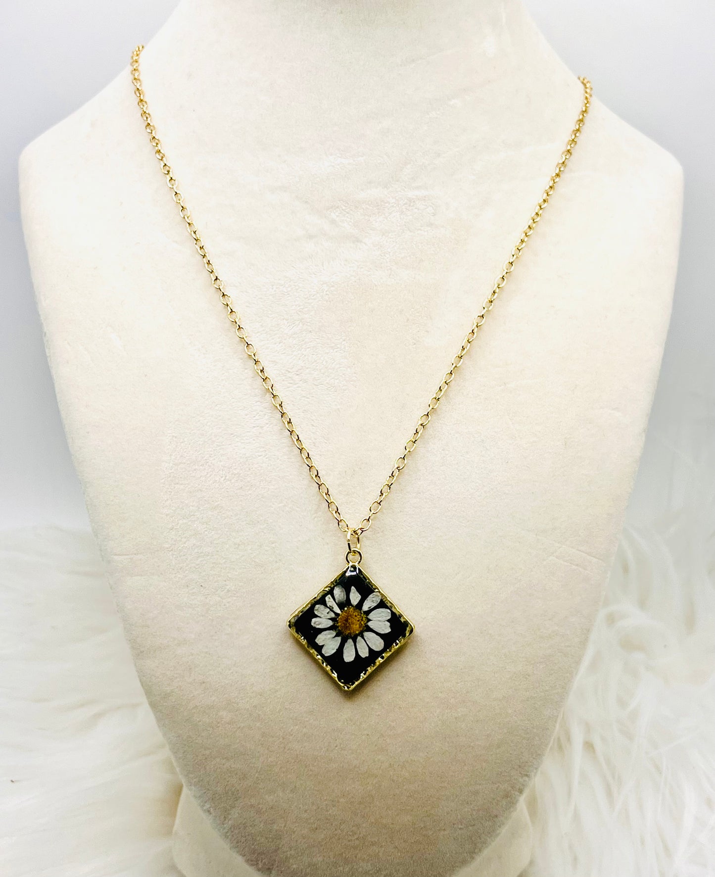 BLACK FLORAL NECKLACE
